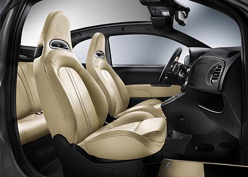 Abarth - Ulteriori dettagli, come la pedaliera e il battitacco in alluminio, il batticalcagno in fibra di carbonio con grafica Abarth 695 Edizione Maserati e la targhetta con la numerazione progressiva da 1 a 49, impreziosiscono l’abitacolo. width=