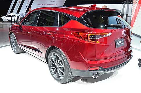 Acura - La RDX Prototype offre anche un head-up display, connettività wi-fi, Surround View Camera e sistemi di sicurezza con il Blind Spot Information.