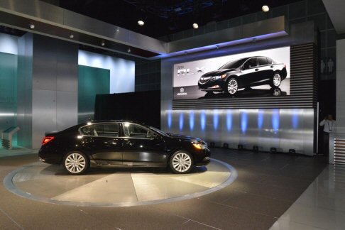 Acura - Potente, spaziosa e tecnologicamente avanzata, la berlina di lusso Acura RLX si svela ufficialmente al Salone di Los Angeles, per offrire stile misurato e una propulsione ibrida, in grado di garantire consumi contenuti e ridotte emissioni inquinanti. width=