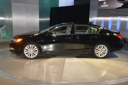 Acura - Realizzata con una struttura alleggerita e più rigida del 52%, la vettura monta il nuovo propulsore V6 3.5-iVTEC da 310 CV a iniezione diretta con Variable Cylinder Management abbinato al cambio automatico a sei rapporti. width=