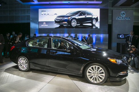 Acura - Tutti gli allestimenti propongono una ricca dotazione di serie che include il tetto apribile, il climatizzatore tri-zona, la connettività Bluetooth e l'impianto audio con 10 diffusori. width=
