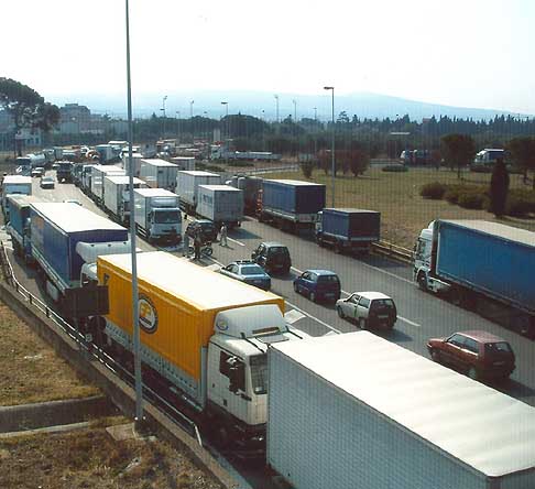 Sciopero trasporti - Blocco selvaggio in sicilia per 5 giorni. L’agitazione durerà cinque giorni e non avrà solo lo scopo di fare abbassare le accise sul carburante. La foto risale allo sciopero del 2000. width=