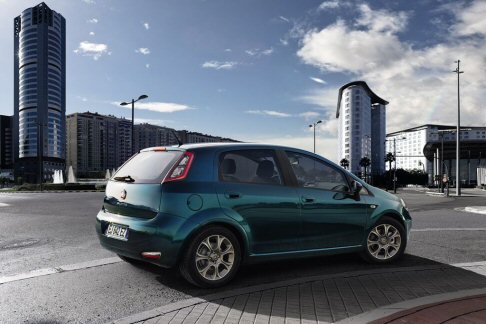 Fiat - I prezzi sono compresi tra i 11.900 euro per l’entry level Fiat Punto 2013 Easy (3 porte) 1.2 69CV e i 17.500 euro della top di gamma Lounge 1.4 Natural Power 70CV (5 porte).  width=