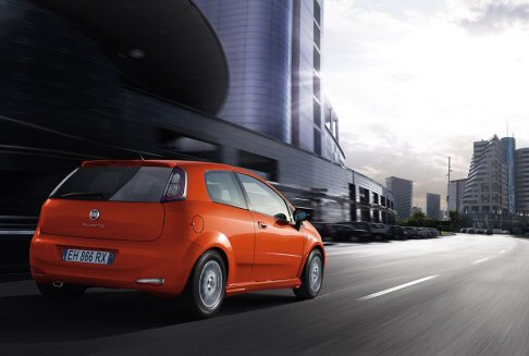Fiat - Fiat Punto 2013 si ripresenta con una spiccata personalità , le cui linee dinamiche appaiono esaltate dalle dodici tinte disponibili per la carrozzeria, tra le quali si fa notare l’inedito Arancio Sicilia. width=