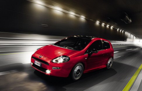 Fiat - Destinato ad un cliente dinamico, il pack Sport Look è disponibile sull’allestimento Easy e prevede la disponibilità di cerchi in lega da 16 pollici diamantati e nero lucido, assetto sportivo, fendinebbia con funzione cornering, vetri privacy. width=