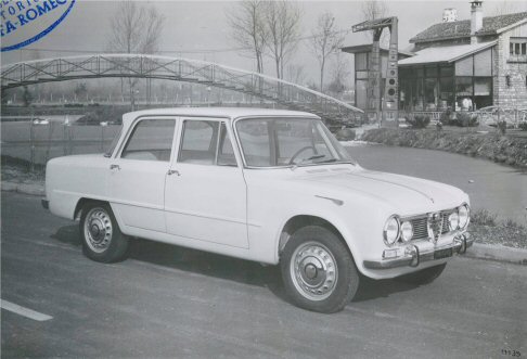 Alfa Romeo - I club Alfa Romeo, gli appassionati e i semplici interessati al mondo dell'automobile tributeranno in tutto il mondo un omaggio alla Giulia. width=