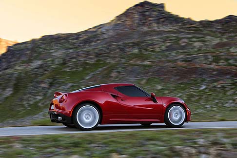 Alfa Romeo - Alfa Romeo 4C offre in abbinamento al motore un sistema di trasmissione evoluto come il cambio 6 marce a doppia frizione a secco Alfa TCT. width=