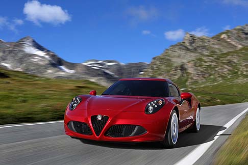 Alfa Romeo - La vettura adotta uno schema di sospensioni che utilizza soluzioni tecniche del mondo delle corse, per offrire il massimo drive-to-fun.  width=
