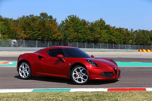 Alfa Romeo - L’offerta includerà una versione essenziale, che proporrà di serie: selettore D.N.A. evoluto, quadro strumenti con tecnologia TFT e indicatore pressione turbo, temperatura olio e Gmeter, sedili sportivi in tessuto, volante in pelle con shift paddles. width=