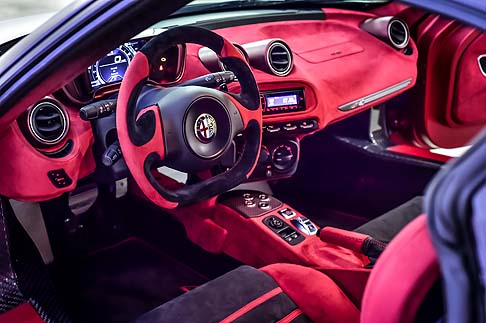 Alfa Romeo - Molto particolare anche la lavorazione dei montanti, sui quali è stata applicata una speciale Alcantara sfumata.