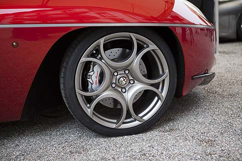 Alfa Romeo - Le prestazioni sono da supercar: accelerazione da 0 a 100 km/h in 4,2 secondi e velocità massima di 290 km/h.  width=