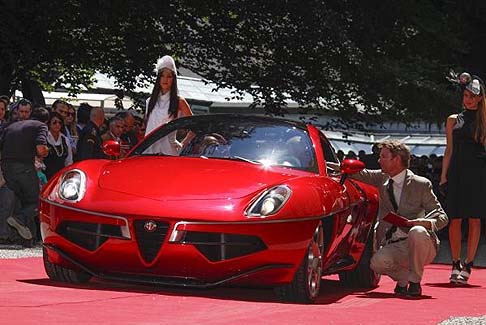 Alfa Romeo - La coupé due posti è stata realizzata artigianalmente dall'atelier milanese sulla base dell'Alfa Romeo 8C Competizione con la quale condivide telaio e motore. width=