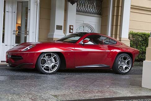 Alfa Romeo - Affascinante mix di qualità estetica, accenti sportivi e ricerca dell'essenziale, la vettura adotta materiali d'avanguardia (fibra di carbonio e alluminio) per ottenere la massima leggerezza. width=