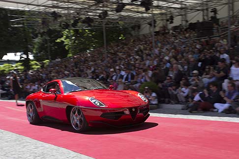Alfa Romeo - L'architettura è a motore anteriore centrale, cambio transaxle e trazione posteriore, e garantisce una distribuzione ottimale del carico 49-51% tra avantreno e retrotreno. width=