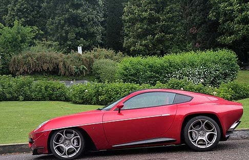 Alfa Romeo - Le sospensioni sono a quadrilatero, con portamozzi e bracci in alluminio forgiato e puntone supplementare al posteriore per il controllo della convergenza. width=