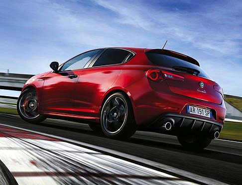 Alfa Romeo - L’equipaggiamento è molto ricco e vario e comprende anche il climatizzatore automatico bizona e i proiettori fendinebbia, sistema Uconnect con touch-screen da 5 o 6,5 pollici.