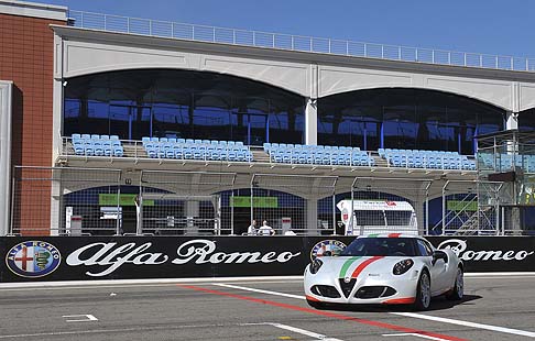 Alfa Romeo - Per celebrare la rinnovata partnership, Alfa Romeo offrirà a tutte le squadre di SBK e ai titolari degli accrediti permanenti della stagione condizioni preferenziali per acquistare un'Alfa Romeo nel 2014.  width=