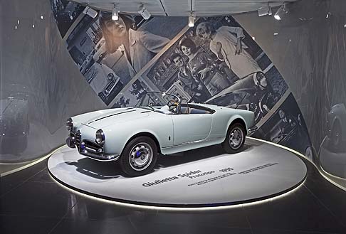 Alfa Romeo - Alfa Romeo Giulietta Spider - l’essenza del marchio è condensata in 3 principi: la Timeline, che rappresenta la continuità industriale; la Bellezza, che unisce stile e design; la Velocità, sintesi di tecnologia e leggerezza. width=