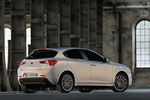 Alfa Romeo - Alfa Romeo mette, inoltre, a disposizione diversi pack per personalizzare ulteriormente la propria Giulietta. Style, Visibility, Comfort, Lusso, Premium, Business, Sport e QV Sportiva propongono tante soluzioni su misura. width=