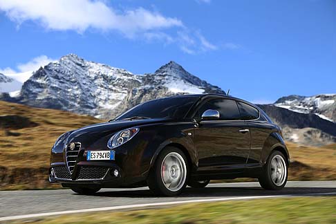 Alfa Romeo - Alfa Romeo MiTo MY 2014 offre diverse novità. All’esterno compare la nuova calandra cromata, la tinta Grigio Antracite e la finitura brunita dei gruppi ottici anteriori.  width=