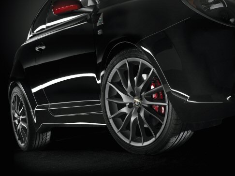 Alfa Romeo - Le premiere includono quattro esemplari di MiTo, che comprendono una versione Safety Car impegnata nel campionato mondiale SBK, due versioni che si ispirano alla MiTo Safety Car. width=