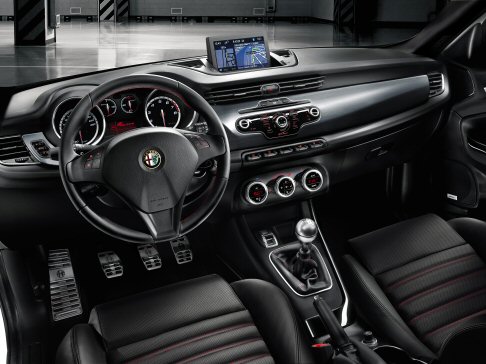 Alfa Romeo - L’allestimento Sportiva, invece, è abbinata ai motori benzina e diesel, sia con cambio manuale che automatico.  width=