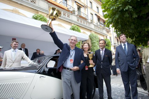Alfa Romeo - La vettura, particolarmente rara, è un coupé realizzato dal carrozziere Figoni presentata per la prima volta a Parigi nel 1933, che si aggiudicò diversi concorsi d’eleganza e che nel 1935, con una carrozzeria leggera, vinse anche la 24 ore di Le Mans. width=