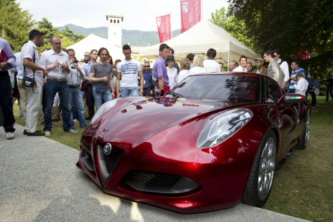 Alfa Romeo - La concept presenta la formula dei coupé trazione posteriore a 2 posti secchi con motore in posizione centrale, una lunghezza di circa 4 metri e un passo inferiore a 2,4 metri, che esaltano le doti dinamiche. width=