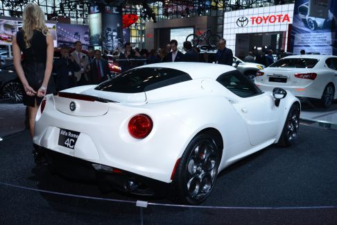 Alfa Romeo - Alfa Romeo 4C rappresenta un antipasto della nuova strategia del Gruppo automobilistico width=