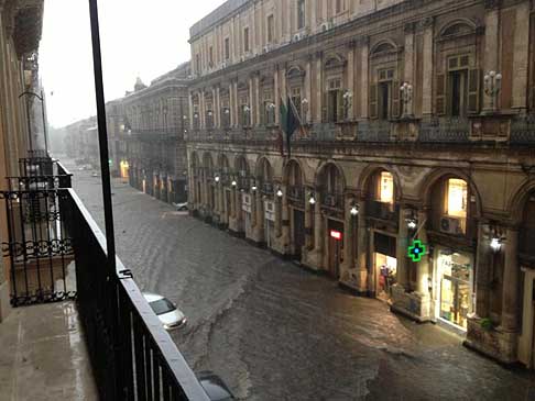 Nubifragio - Alluvione a Catania in Sicilia width=