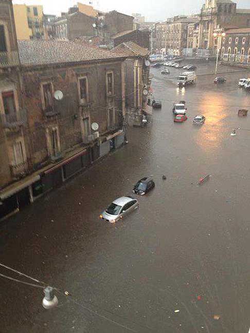Nubifragio - Alluvione a Catania con le auto sommerse dall´acqua width=