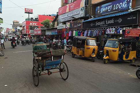 Traffico e atmosfere indiane - Apecars usate come taxi e bicicletta indiana per trasporto merci width=