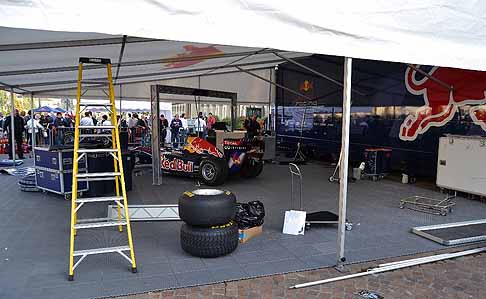 Red Bull - Area paddock Red Bull allestita a Piazza Vittorio width=