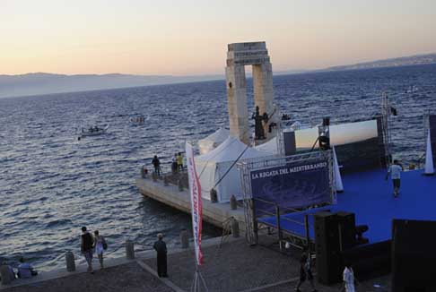 Reggio Calabria - Arrivo degli equipaggi regata a Reggio di Calabria sullo stretto di Messina width=