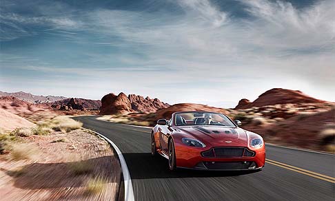 Aston Martin - Il divertimento alla guida è assicurato con la nuova potente ed emozionale Aston Martin V12 Vantage S Roadster, attesa sul mercato globale alla fine del 2014. width=