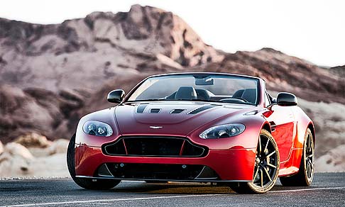 Aston Martin - Come la versione coupè, la vettura adotta soluzioni tecnologiche derivate direttamente dal mondo delle competizioni come, ad esempio, il cambio Sportshift III ASM a 7 rapporti. width=
