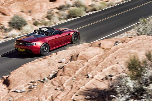 Aston Martin - La nuova Roadster mantiene le stesse proporzioni compatte della versione precedente, mentre caratteristiche come le lamelle pronunciate sul cofano e passaruota allargati sono inedite. width=