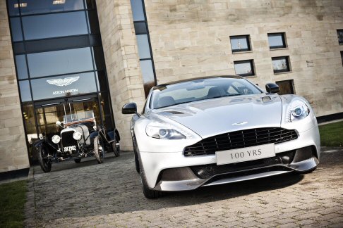 Aston Martin - Tra gli eventi più interessanti si segnala il percorso a tema, che si svolgerà in giro per l’Inghilterra e il Galles, che toccherà i luoghi più rappresentativi della pellicola di James Bond, attraversando le Highlands e le isole della Scozia. width=