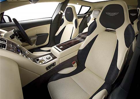 Aston Martin - A bordo la configurazione è 2+2, con quattro poltrone singole. I due sedili posteriori sono ripiegabili e nascosti dal doppio fondo scorrevole a comando elettrico. width=