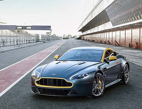Aston Martin - Immancabile protagonista tra i brand più importanti per il settore delle auto sportive e di classe, la britannica Aston Martin, nel suo 101esimo anno, presenta una versione inedita della sua gamma V8 Vantage e due varianti della classica DB9. width=