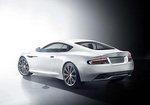 Aston Martin - La Carbon White crea un dinamico effetto visivo attraverso il contrasto tra elementi di colore scuro che spiccano sulla livrea Stratus White. width=