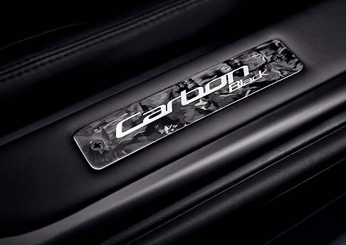 Aston Martin - La Carbon Black enfatizza il potenziale del motore V12 da 6,0 litri e 295 km/h della DB9 attraverso il tema black, che vede la presenza di dettagli in fibra di carbonio. width=