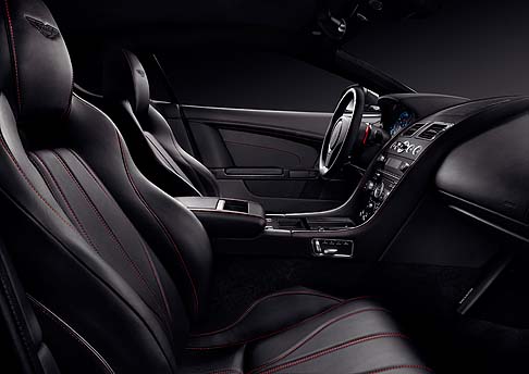 Aston Martin - A bordo, un tema in nero con accenti di colore accordato con la tinta delle pinze freno sottolineano i dettagli in fibra di carbonio e il nuovo equipaggiamento in nero.  width=