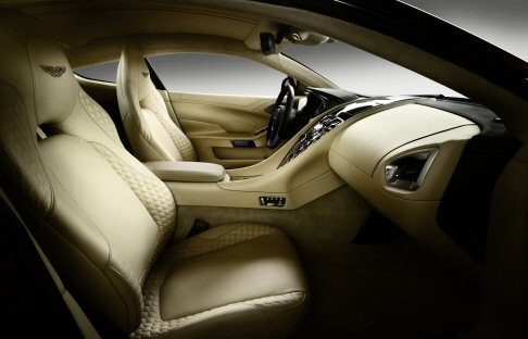 Aston Martin  - Il propulsore anteriore-centrale è rappresentato dall’unità V12 5.925, che adotta la nuova tecnologia con albero motore con alzata variabile. Il motore è in grado di erogare una potenza massima pari a 573 CV a 6750 giri/minuto e 620 Nm di coppia massima. width=