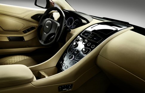 Aston Martin  - L’autotelaio introduce, inoltre, sottotelai più leggeri ancorati alla scocca con supporti rigidi e sospensioni migliorate con ammortizzatori Bilstein a controllo elettronico regolabili su tre posizioni. width=