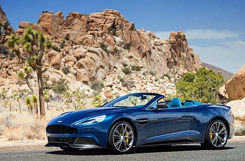 Aston Martin - Il design di Vanquish Volante rappresenta l'ultima evoluzione del linguaggio visivo di Aston Martin. Spunti stilistici come le linee fluide e le luci posteriori a LED sono derivati dalla One-77.  width=