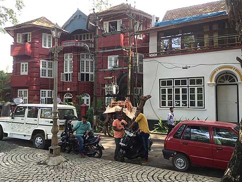 Traffico e atmosfere indiane - Atmosfera auto, moto e cammello a Cochin in India width=