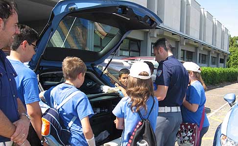 Gli Eco viaggi di GulliCAR - Atrezzatura della polizia stradale all' interno del bagagliaio dell' auto della polizia width=