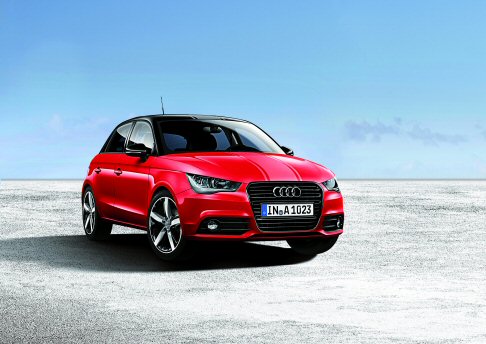 Audi - L’entry level Audi A1 Amplified si distingue per la presenza di una finitura in nero lucido sul tetto, per lo spoiler di coda S line, per i gusci degli specchietti e per la calandra single frame.  width=