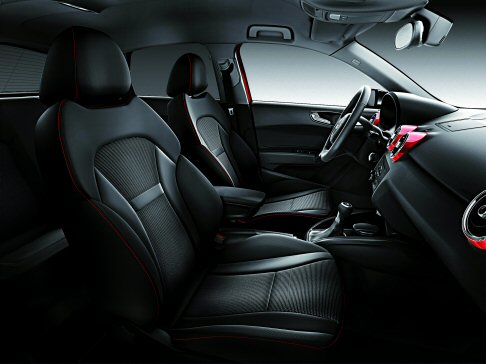 Audi - La versione intermedia Audi A1 Amplified Plus offre un kit aerodinamico esterno, che comprende luci posteriori a LED e diffusore di coda in nero lucido con doppio scarico nero opaco. width=